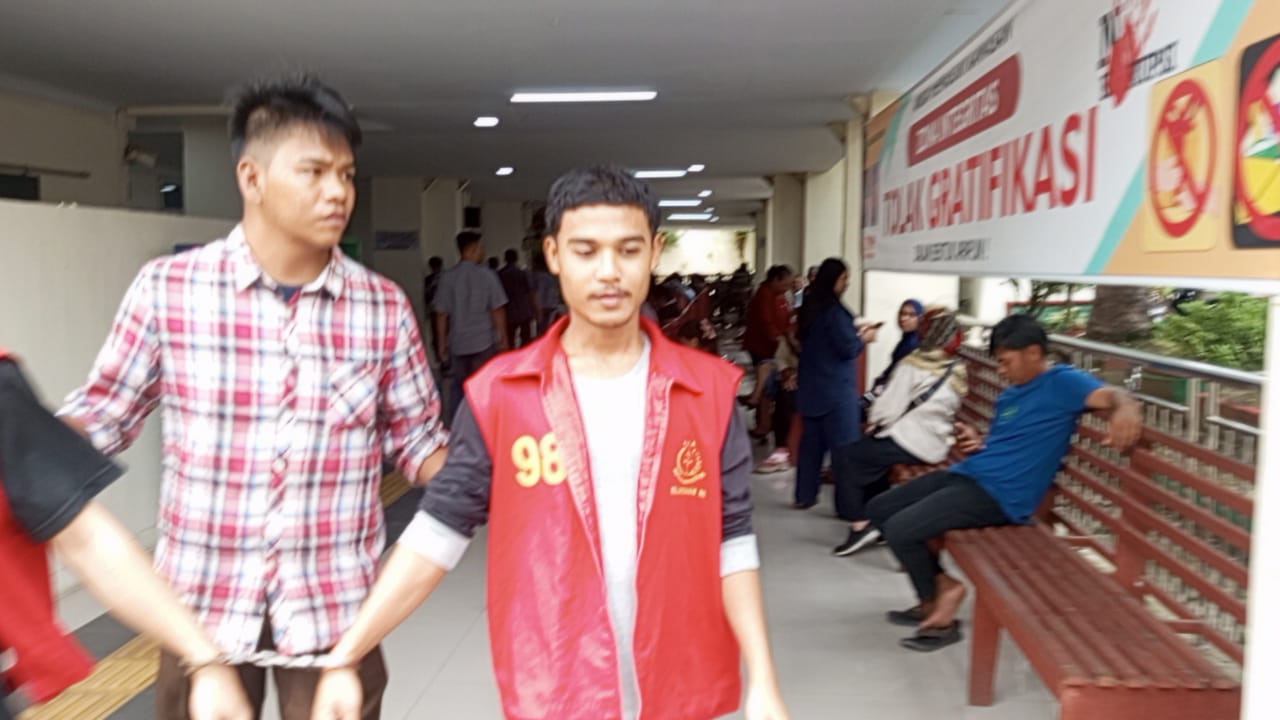 terdakwa ketika dibawa pihak pengamanan kejaksaan Negeri Lubuk Pakam.(Istimewa).
