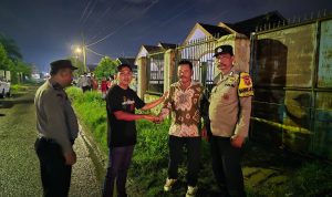 Kompol Bayu Kasubdit III Jahtanras usai memasang garis polisi gudang.(Istimewa).