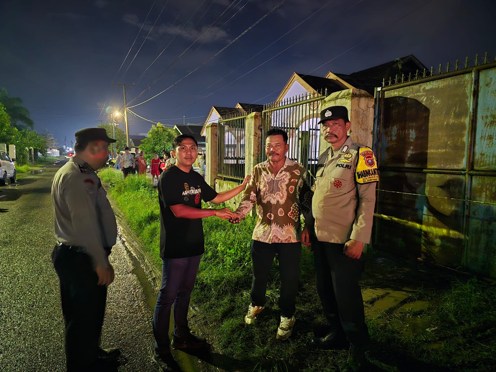 Kompol Bayu Kasubdit III Jahtanras usai memasang garis polisi gudang.(Istimewa).