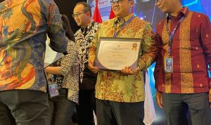 Pj Sekda Kota Medan Topan Ginting saat menerima penghargaan. BP/Ist