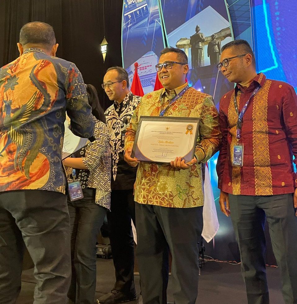 Pj Sekda Kota Medan Topan Ginting saat menerima penghargaan. BP/Ist