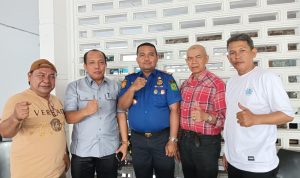 Tokoh pedagang Pasar Pusat Pasar Medan, Guntur Limbong (kiri), Ketua APPSINDO Mimenial Dedy Harvy Suheri, H. Iyas Toko Jakarta, Kacab I PUD Pasar Agussyahputra saat foto bersama di Kantor P2K Kota Medan. BP/erwan