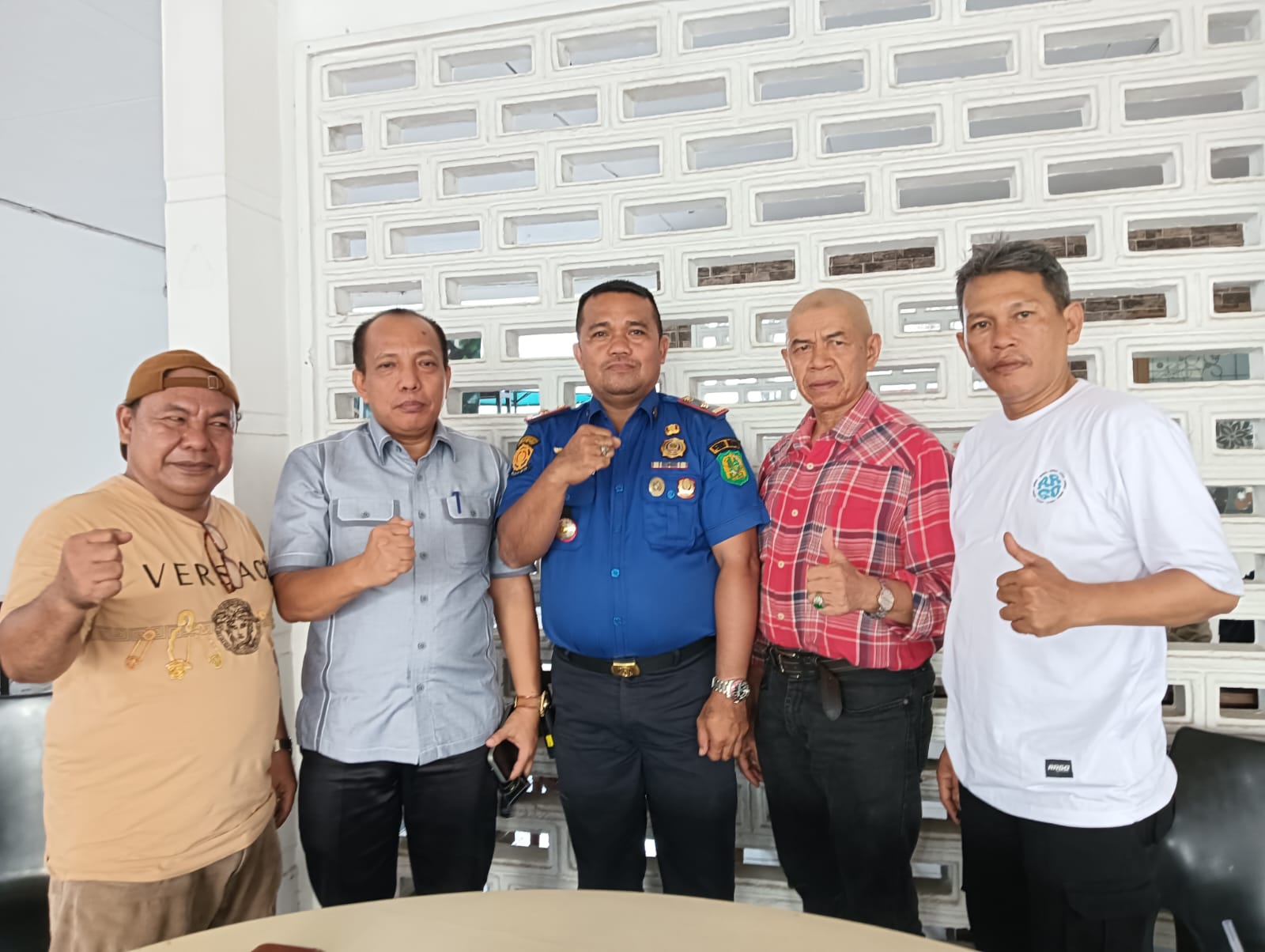 Tokoh pedagang Pasar Pusat Pasar Medan, Guntur Limbong (kiri), Ketua APPSINDO Mimenial Dedy Harvy Suheri, H. Iyas Toko Jakarta, Kacab I PUD Pasar Agussyahputra saat foto bersama di Kantor P2K Kota Medan. BP/erwan