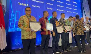 Pj Sekda Medan Topan Gintng saat menerima penghargaan. BP/ist