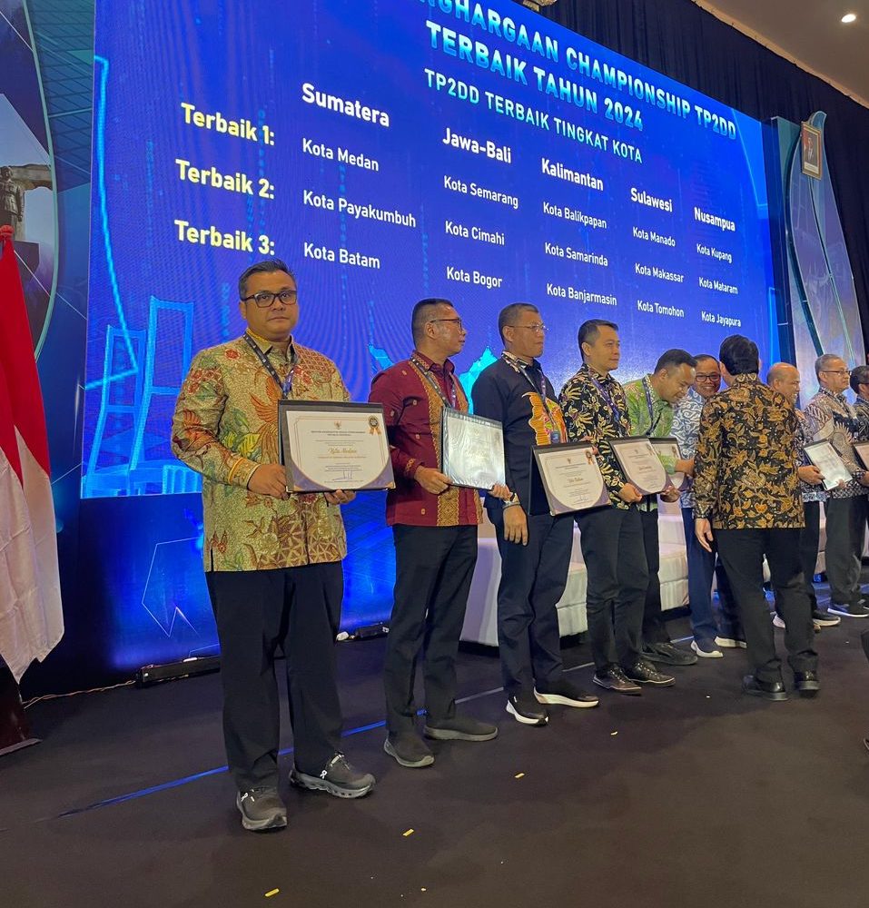 Pj Sekda Medan Topan Gintng saat menerima penghargaan. BP/ist
