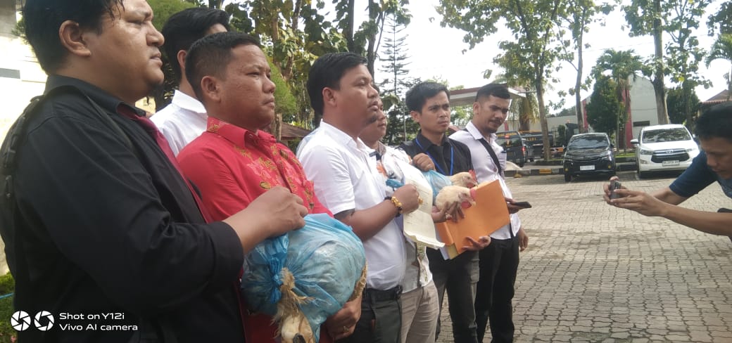 Pelapor usai membuat laporan ke Propam Polda Sumut.(Istimewa).