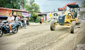 Jalan Danau Marsabut, Kelurahan SeI Agul, Kecamatan Medan Barat saat pengerjaan perbaikan. BP/Erwan