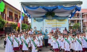 Plt Ketua TP PKK Kota Medan Ira Syahputri foto bersama siswa sekolah saat Hari Cuci Tangan Pakai Sabun (CTPS) se-Dunia. BP/erwan
