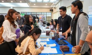 Siswa lulusan perguruan tinggi antusias saat melamar kerja yang digelar Disnaker Medan. BP/erwan