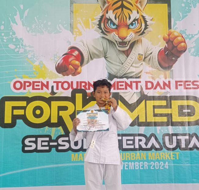 Karateka cilik Izat enak bulan latihan raih medali emas. BP/erwan