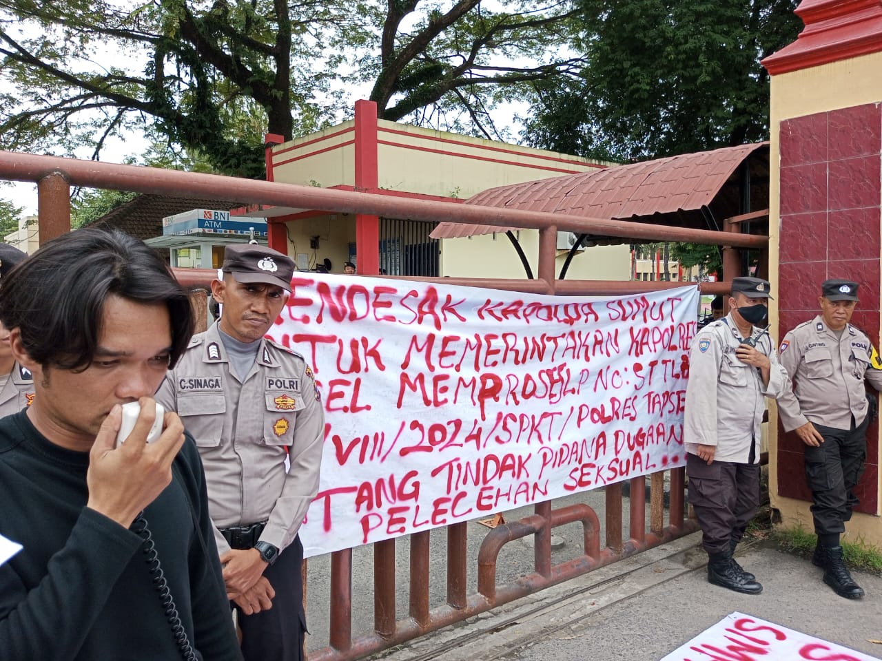 Massa ketika melakukan aksi demontrasi di Markas Polda Sumut.(Istimewa).
