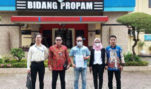 pelapor didampingi tim pengacara usai membuat laporan ke Propam Polda Sumut.(Istimewa).