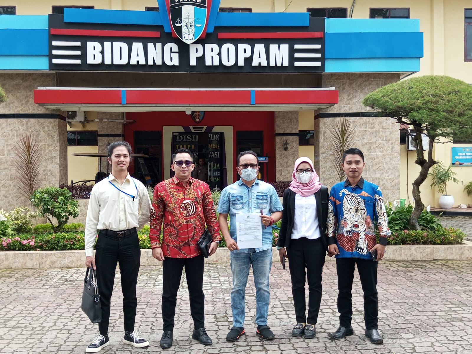 pelapor didampingi tim pengacara usai membuat laporan ke Propam Polda Sumut.(Istimewa).