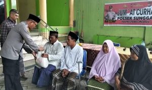 Kapolsek memberikan sembako kepada masyarakat.(Istimewa).
