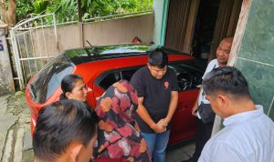 terduga Pelaku (kaus hitam) ketika diamankan petugas Siber Polda Sumut.(Istimewa).