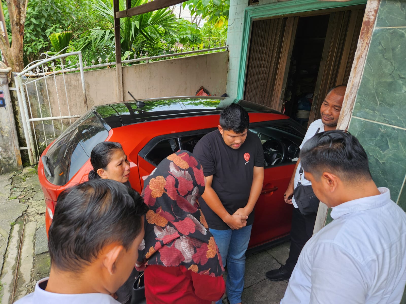 terduga Pelaku (kaus hitam) ketika diamankan petugas Siber Polda Sumut.(Istimewa).