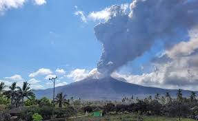Tiga Gunung Berapi di Indonesia Meletus, Ribuan Warga Mengungsi