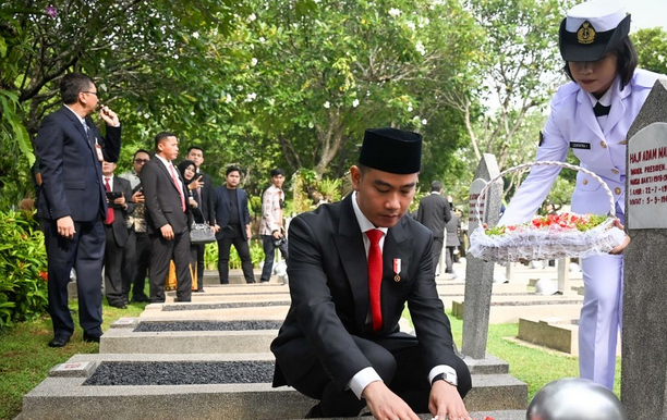 Momen Haru Gibran Tabur Bunga: Bukti Nyata Bahwa Semangat Kepahlawanan Masih Hidup (Kompas.com)