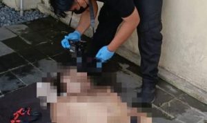 Jenazah AG dievakuasi dari kolam renang sebuah vila di Pererenan, Kecamatan Mengwi, Badung, BP/DTK.