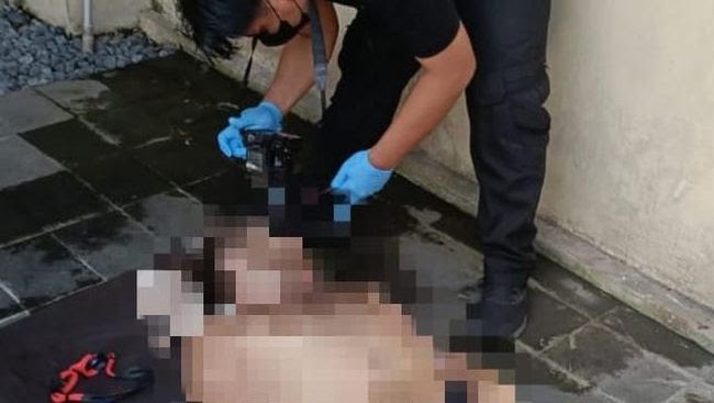 Jenazah AG dievakuasi dari kolam renang sebuah vila di Pererenan, Kecamatan Mengwi, Badung, BP/DTK.