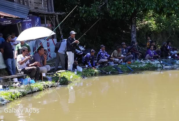 Tampak para pemancing serius mengikuti lomba pancing gembira bersama Letnan-Levi di Kolam Pancing Telaga Permai Gg Damai, Minggu (3/11-24). Foto : BP/Ist