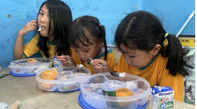 Program Makan Bergizi Gratis Rp 15.000 Mulai Januari 2025, Inilah Informasi Lengkapnya ( detik.com)