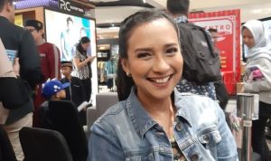 Shahnaz Haque, aktris dan presenter ternama, belakangan ini menarik perhatian publik karena keputusannya untuk kembali menimba ilmu di usia 52 tahun.