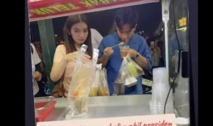 Gaya Santai Wakil Presiden Gibran Rakabuming Beli Jajanan UMKM di Bazar