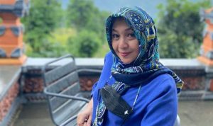 Kabar duka menyelimuti dunia hiburan Tanah Air. Penyanyi dan artis peran, Dina Mariana, telah meninggal dunia
