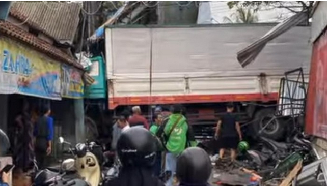 Kecelakaan Beruntun di Ngaliyan, Semarang: Truk Tronton Rem Blong (Detik.com)