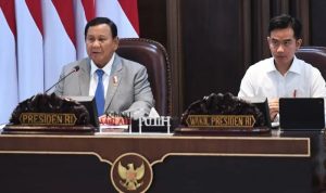 Presiden Prabowo Subianto (kiri) bersama Wakil Presiden Gibran Rakabuming Raka memimpin Sidang Kabinet Paripurna di Kantor Presiden, Jakarta, BP/ANTR