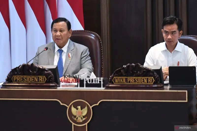 Presiden Prabowo Subianto (kiri) bersama Wakil Presiden Gibran Rakabuming Raka memimpin Sidang Kabinet Paripurna di Kantor Presiden, Jakarta, BP/ANTR