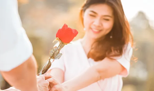 Ciri-Ciri Love Bombing: Kenali Tanda-Tanda Manipulasi Emosional