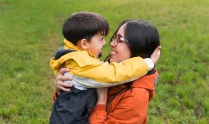 Pentingnya Kesederhanaan dalam Membesarkan Anak di Masa Sulit