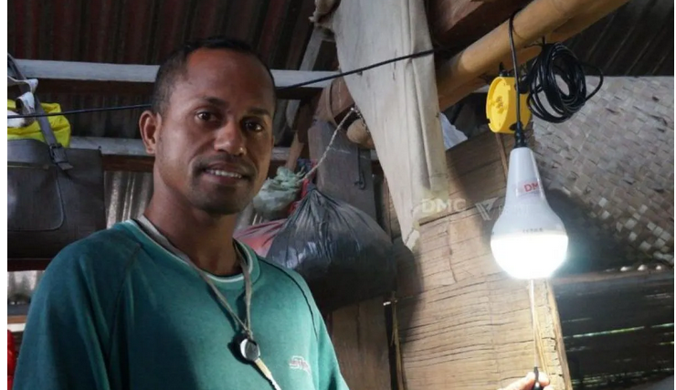 Dompet Dhuafa Bantu Pengungsi Gunung Lewotobi dengan Lampu Energi Terbarukan