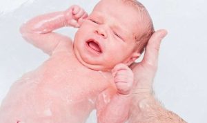 Water Birth: Metode Persalinan yang Dilarang di Indonesia
