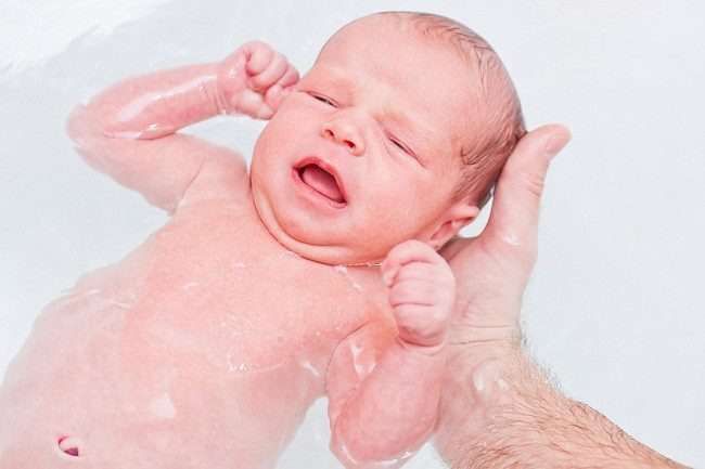 Water Birth: Metode Persalinan yang Dilarang di Indonesia
