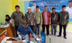 Dokumentasi proses khitanan massal, pembagian bingkisan dan uang saku kepada peserta, serta suasana antusias masyarakat yang hadir mendukung acara tersebut.