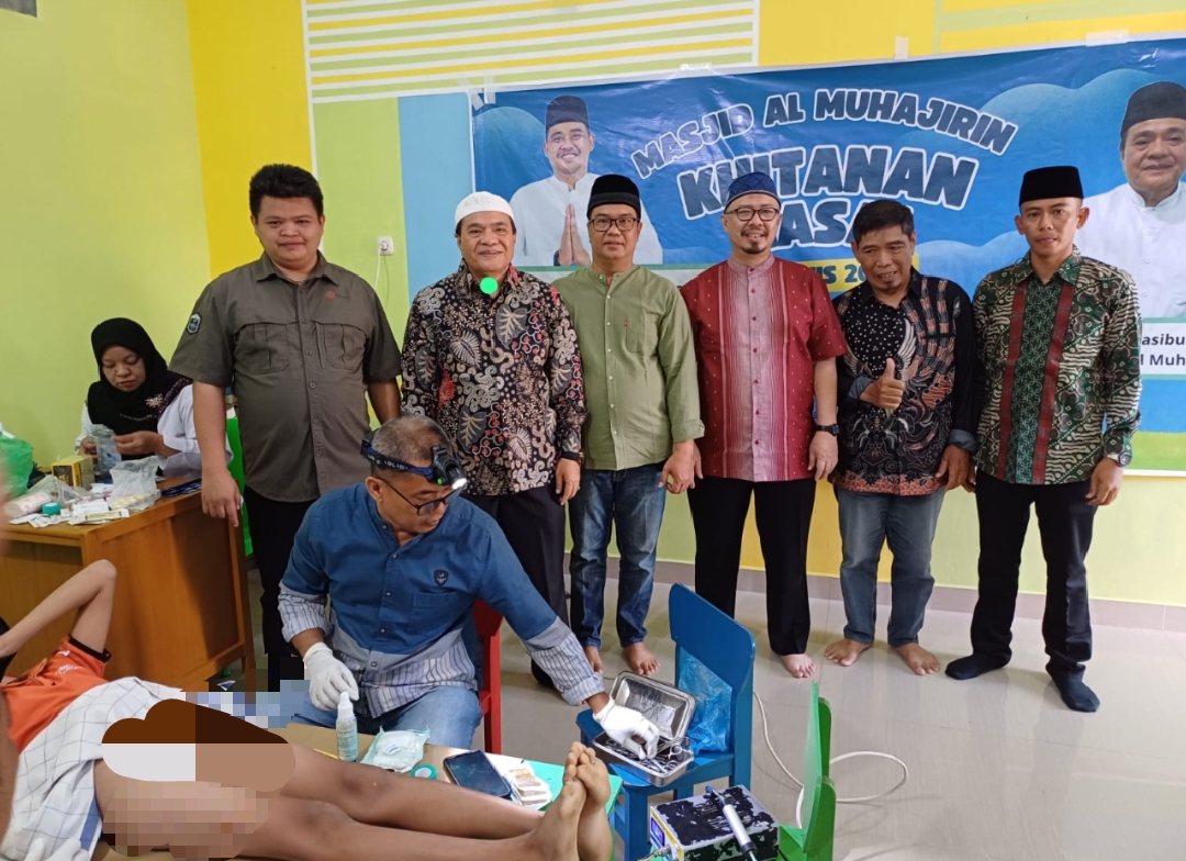 Dokumentasi proses khitanan massal, pembagian bingkisan dan uang saku kepada peserta, serta suasana antusias masyarakat yang hadir mendukung acara tersebut.
