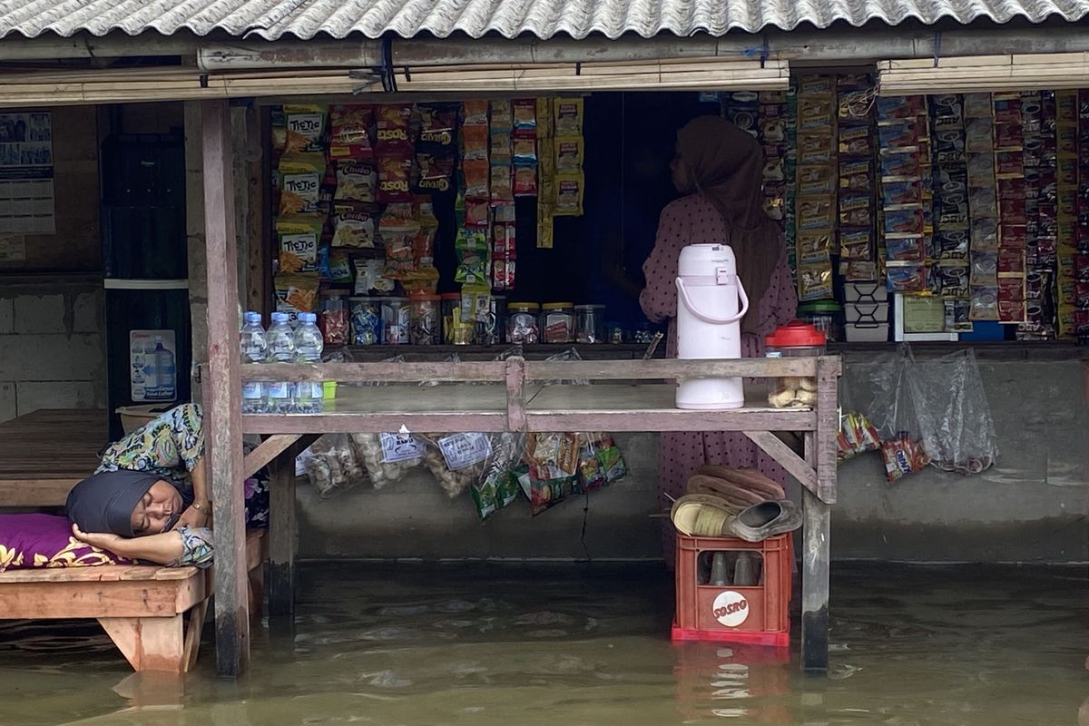 Medan, HarianBatakpos.com - Korban banjir rob di Kabupaten Bekasi kini menghadapi ancaman kesehatan serius, termasuk penyakit kulit dan demam. Sejak terendam oleh air pasang Laut Jawa pada Jumat (13/12/2024), warga mulai melaporkan gejala penyakit. "Kalau sampai saat ini hanya sakit gatal, meriang, paling demam karena kan dingin hawanya," ungkap Sarman, Kadus II Desa Hurip Jaya, saat ditemui. Banjir rob ini telah merendam tiga desa, yaitu Desa Hurip Jaya dan Harapan Jaya di Kecamatan Babelan, serta Desa Samudera Jaya di Kecamatan Tarumajaya. Di Desa Hurip Jaya, banjir merendam wilayah RT 05, 06, dan 07/RW 03, dengan 1.200 warga terdampak. Khusus di RT 07/RW 03, sebanyak 112 kepala keluarga dan 72 rumah terendam banjir, dikutip dari kompas.com. Ketua RT 07/RW 03, Mardani, mencatat bahwa hampir semua warga di wilayah tersebut mengidap penyakit kulit, terutama gatal-gatal di bagian kaki akibat terendam air laut. "Cuma gatal-gatal, gatal bagian kaki karena air laut kan, hampir semua dataran kerendam," ujarnya. Hingga saat ini, Pemerintah Kabupaten Bekasi belum memberikan bantuan langsung kepada korban. Warga sangat membutuhkan obat-obatan, pangan, dan air bersih untuk bertahan. Meski air banjir sudah mulai surut, genangan masih terlihat di tiga RT tersebut dengan ketinggian berkisar 20-30 sentimeter. Hal ini diakibatkan oleh air pasang yang terhalang oleh tambak ikan di area pesisir. Dengan situasi yang semakin mendesak, perhatian dari pemerintah dan organisasi kemanusiaan sangat diperlukan untuk membantu meringankan beban para korban banjir rob di Kabupaten Bekasi.