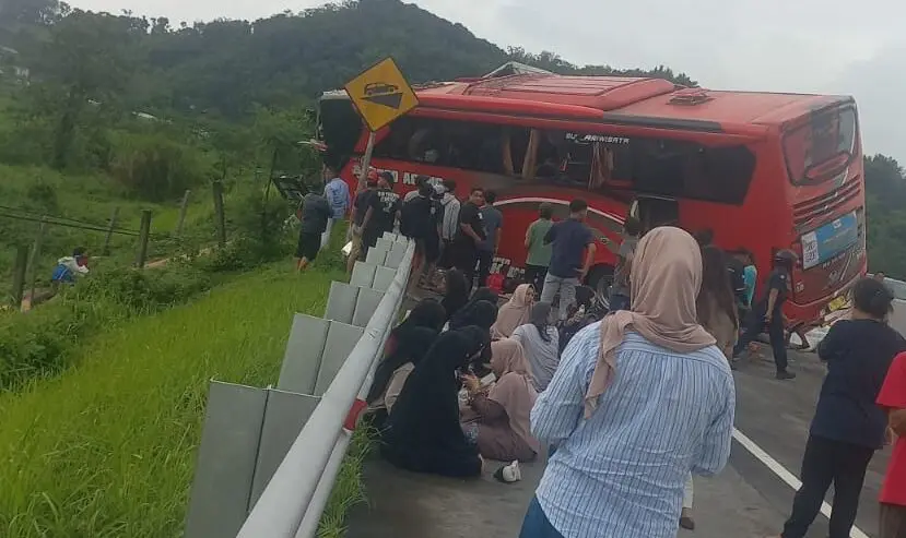 Kecelakaan Tragis di Tol Purwodadi-Lawang, Truk Mundur dan Tabrak Bus Pariwisata