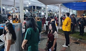 Keamanan Terjamin: Antrian Jemaat di Misa Kedua Malam Natal Katedral