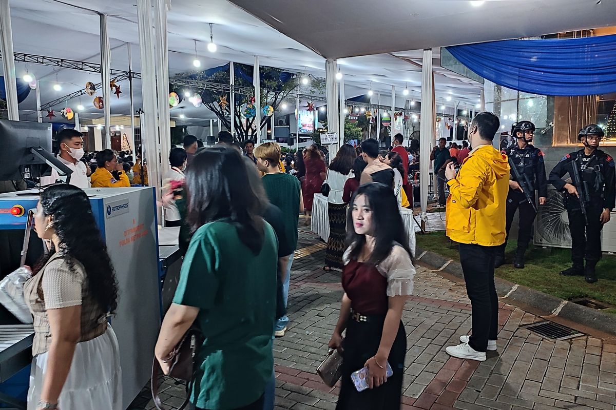 Keamanan Terjamin: Antrian Jemaat di Misa Kedua Malam Natal Katedral