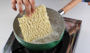 Stop Makan Mi Instan: Mitos atau Fakta untuk Kulit Glowing?