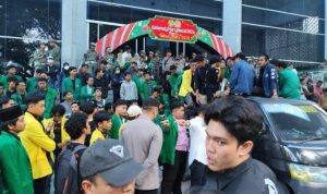 Aliansi Mahasiswa Demo Duduki Ruang Rapat Paripurna DPRD Sumut, Senin (30/12/2024)