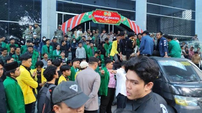 Aliansi Mahasiswa Demo Duduki Ruang Rapat Paripurna DPRD Sumut, Senin (30/12/2024)