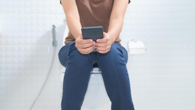 Bahaya Membawa HP ke Toilet yang Sering Diabaikan