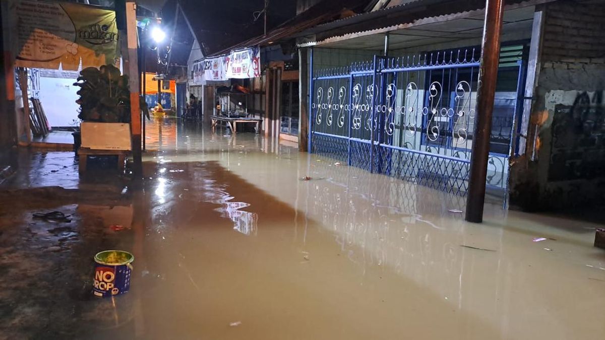 Banjir Setinggi 2 Meter Genangi Kampung Aur Medan, Warga Terpaksa Mengungsi