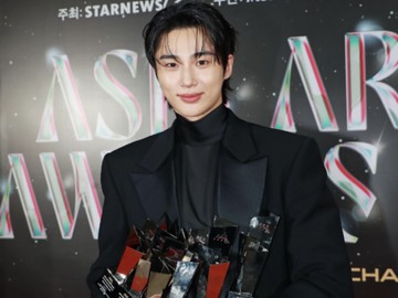 Byeon Woo Seok Borong Enam Piala Asia Artist Awards 2024