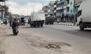 Jalan Pertempuran Medan Rusak Parah: Pengendara Keluhkan Keamanan Berkendara